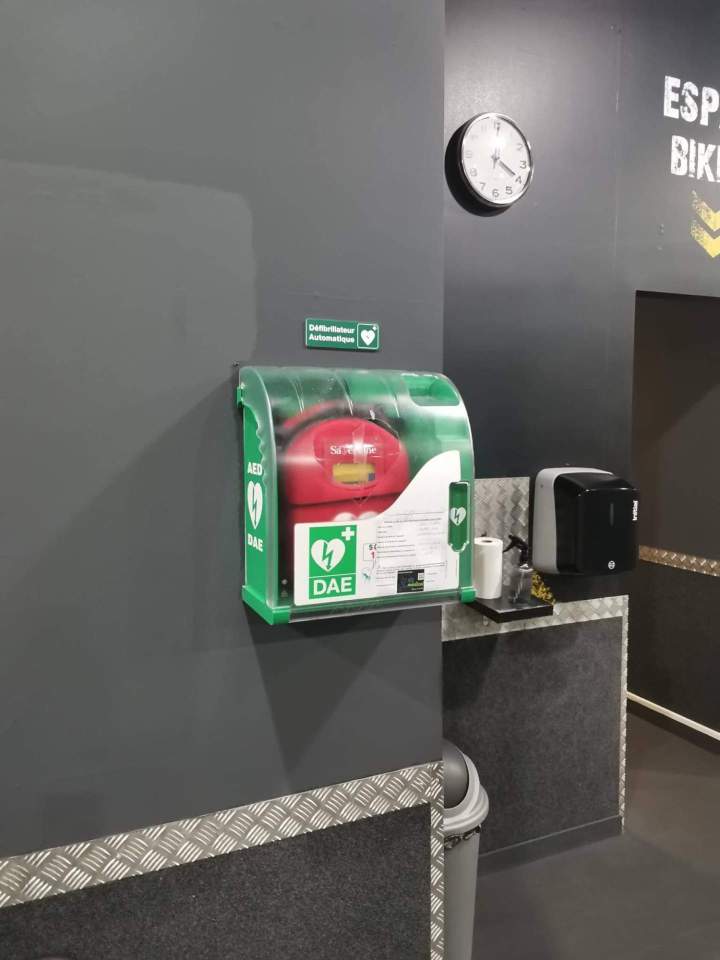 Appareil électronique servant à rétablir le rythme cardiaque